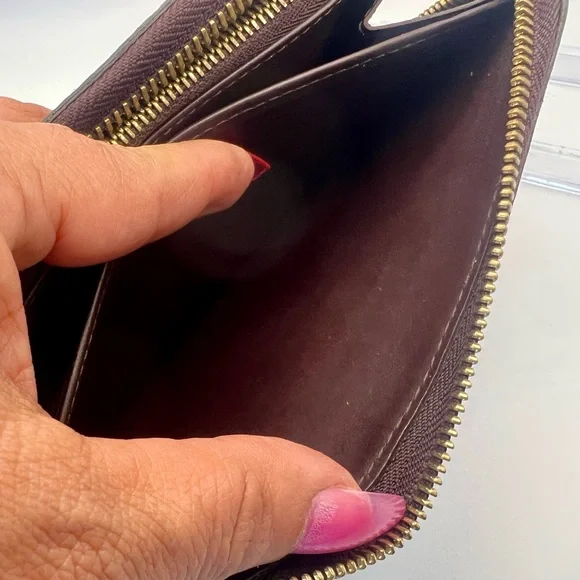 Louis Vuitton Zippy wallet in Amarante Vernis patent leather. GUC - Picture 8 of 8